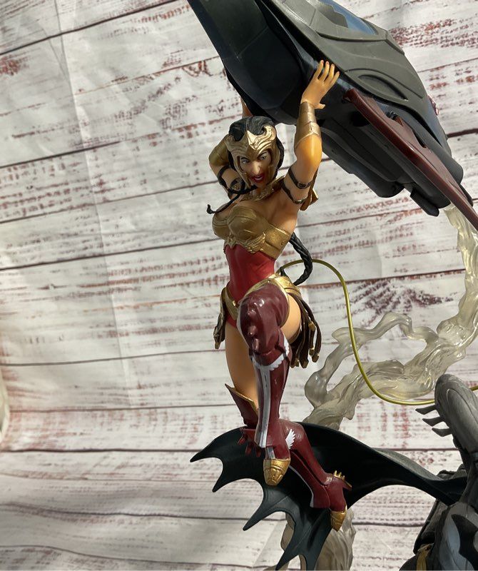 Injustice: Gods Among Us Collector's Edition PS3 Batman Wonder Woman PVC Statue