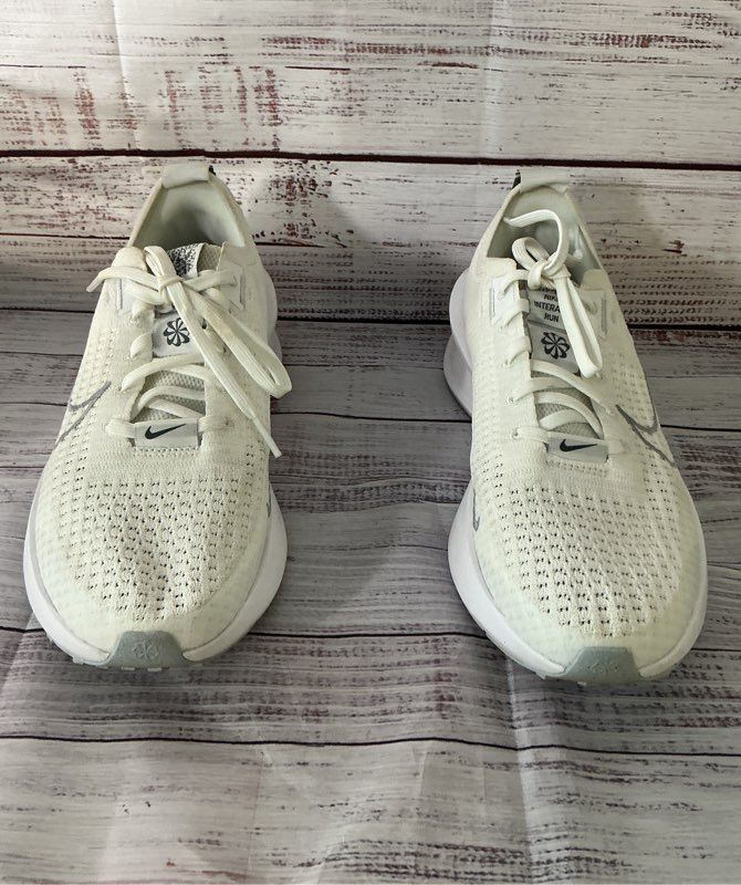 Women's Nike Interact Run Road Running White Metallic Silver Sneakers Size10