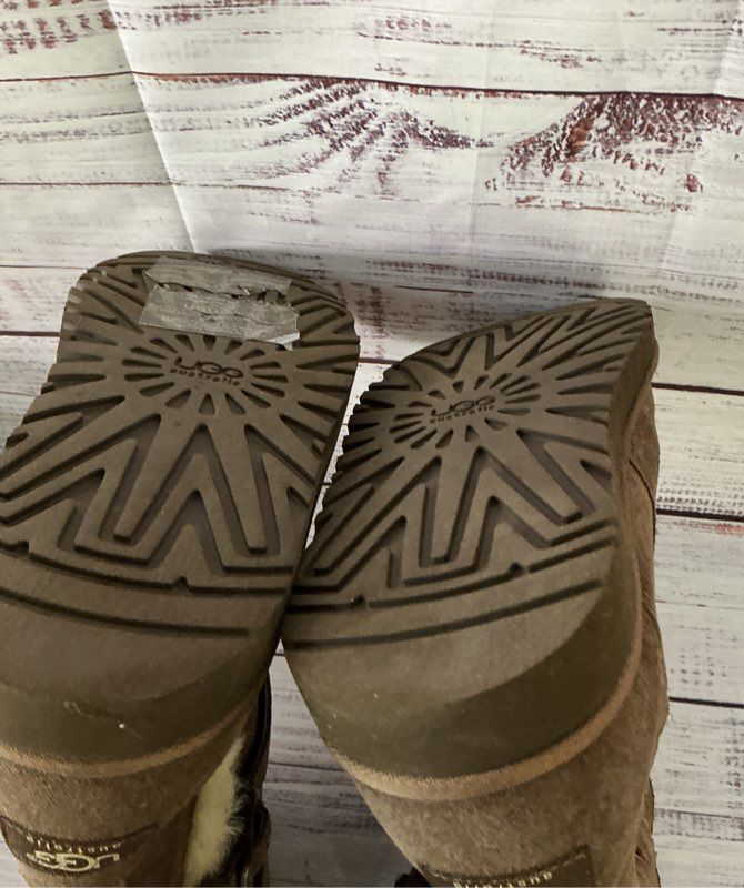 Women's UGG Maddi Boots in Brown Size 4