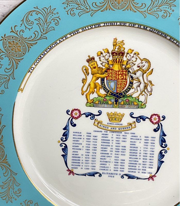 Aynsley Bone China 1977 Silver Jubilee of Queen Elizabeth II Plate Multicolor