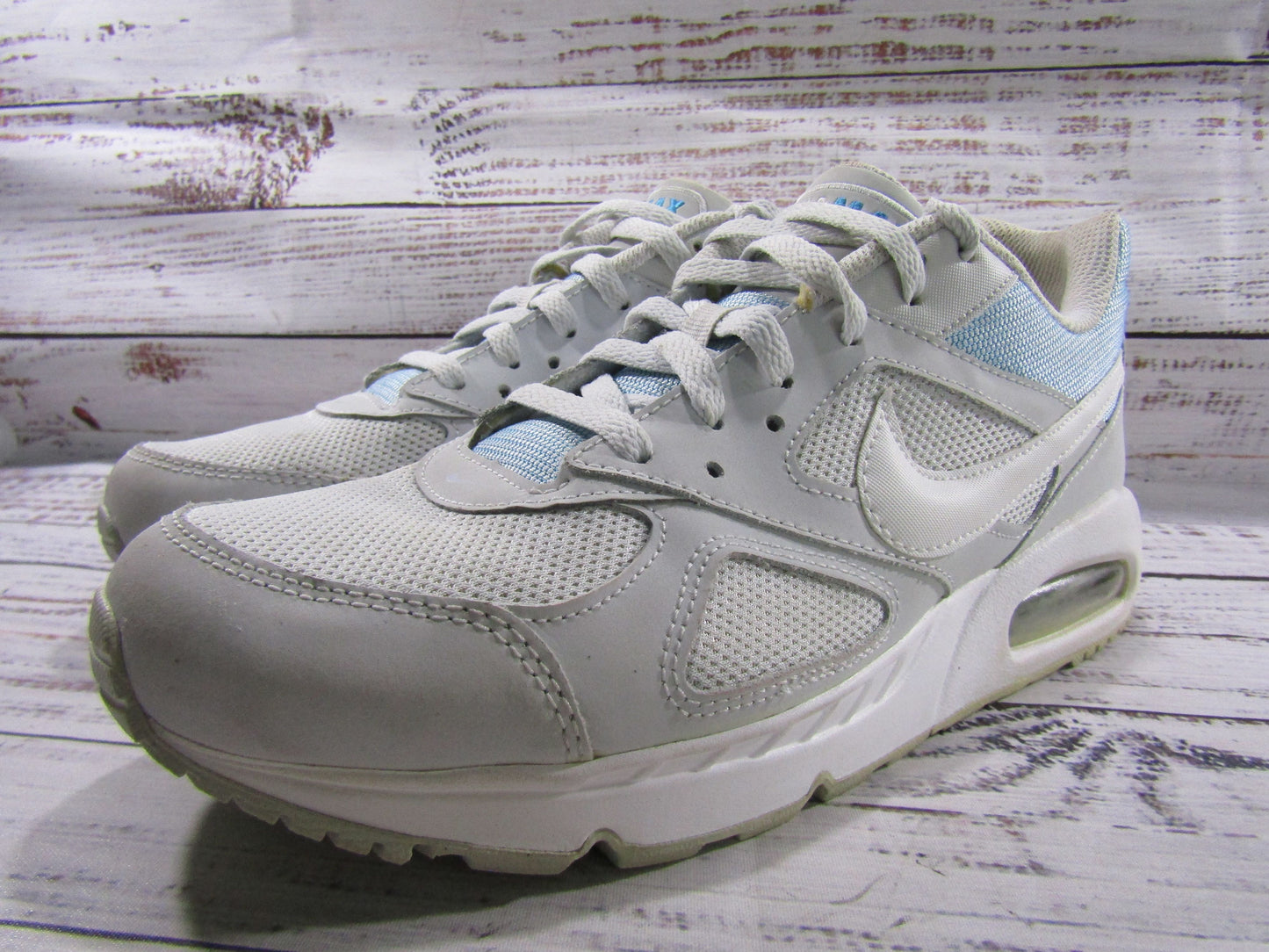 Nike Air Max IVO Pure Platinum Women's Low Top Sneakers Size 10 580519-014