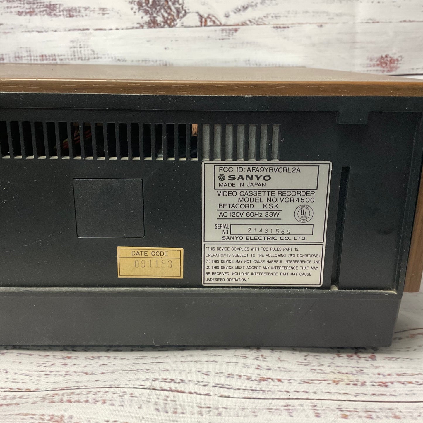 Sanyo VCR 4500 Betacord Video Cassette Recorder Betamax Woodgrain Turns On