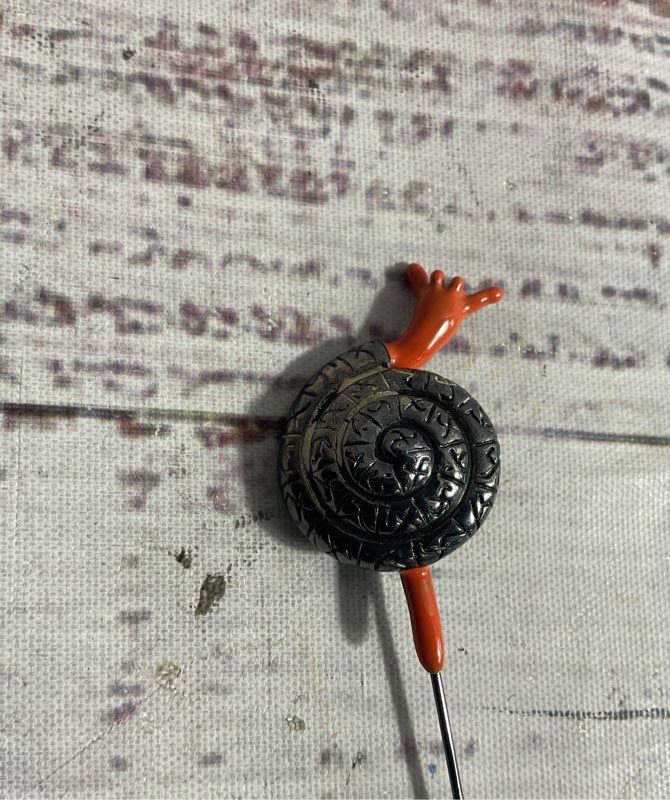 MMA Metropolitan Museum Of Art Silver Tone Orange Enamel Snail Stick Lapel Pin