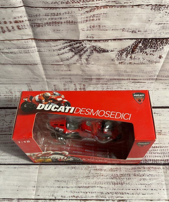 Maisto 1:18 Ducati Corse Ducati Desmosedici Loris Capirossi #65 Diecast