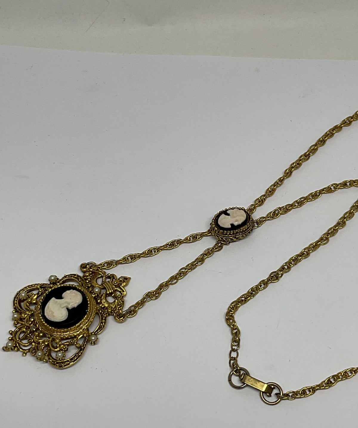 Unbranded Gold Tone Vintage Necklace Cameo Pendant