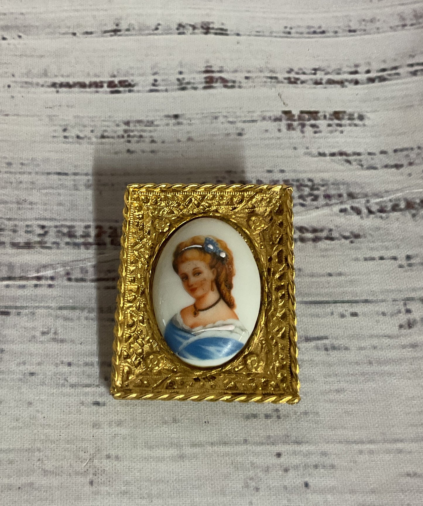 Hattie Carnegie Gold Tone Vintage Frame Brooch Hand painted Portrait AS IS