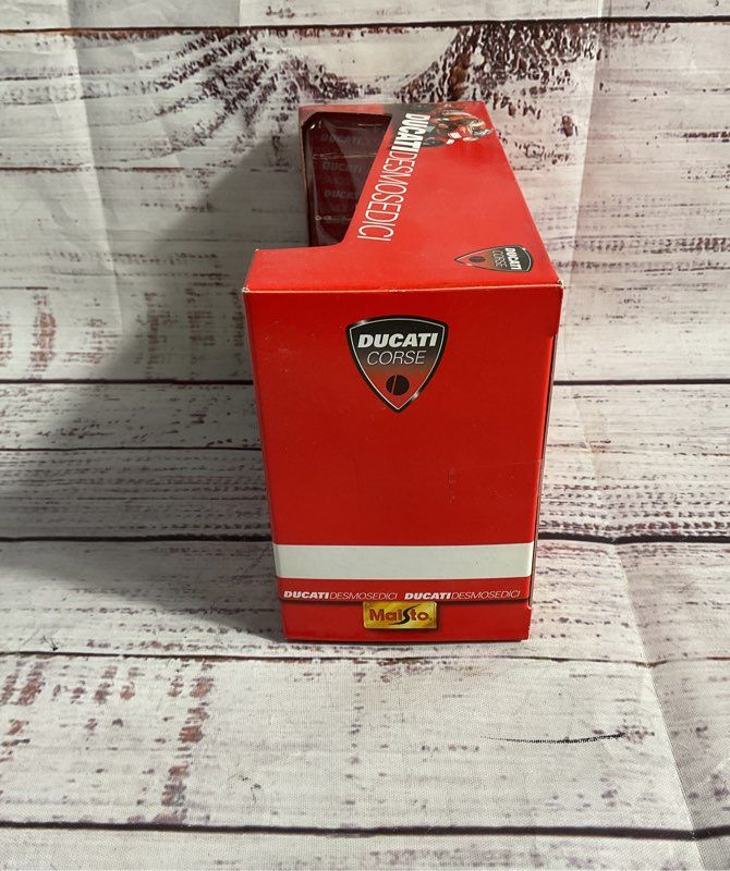 Maisto 1:18 Ducati Corse Ducati Desmosedici Loris Capirossi #65 Diecast