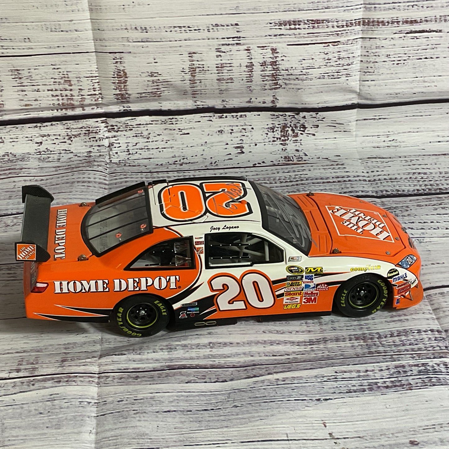 Signed 2009 JOEY LOGANO #20 The Home Depot New Hampshire 1:24 NASCAR Diecast