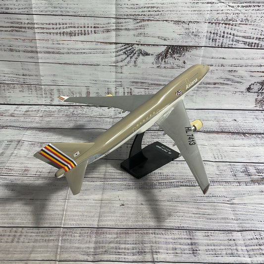 Asiana Airlines Boeing 747 400 1:200 Scale Model W/ Stand