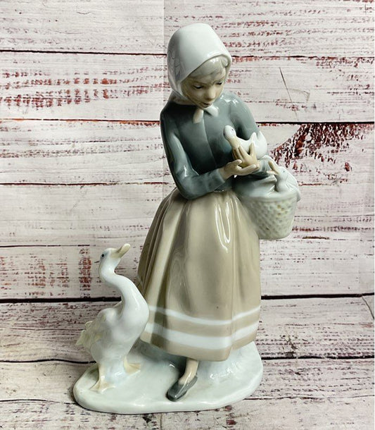Lladró Shepherdess with Ducks 4568 Fulgencio García 9" Porcelain Figurine