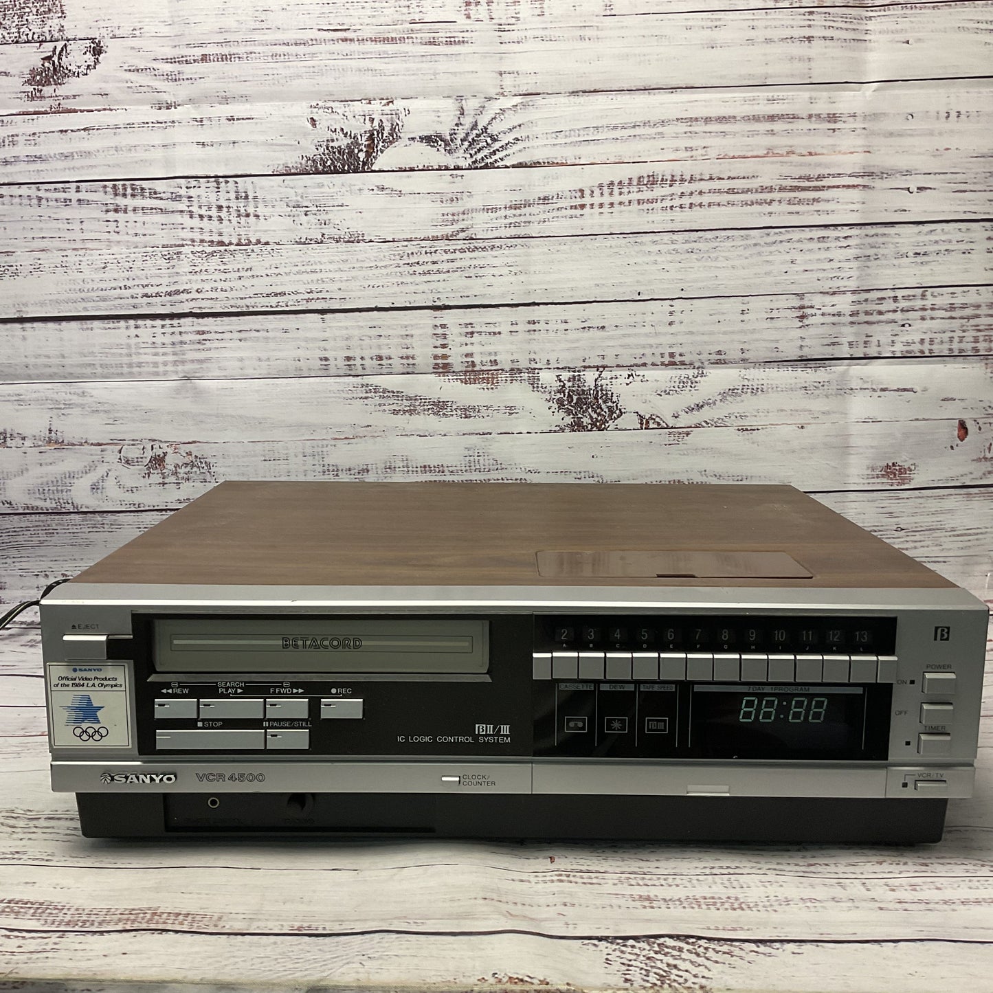 Sanyo VCR 4500 Betacord Video Cassette Recorder Betamax Woodgrain Turns On