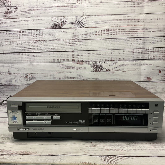 Sanyo VCR 4500 Betacord Video Cassette Recorder Betamax Woodgrain Turns On
