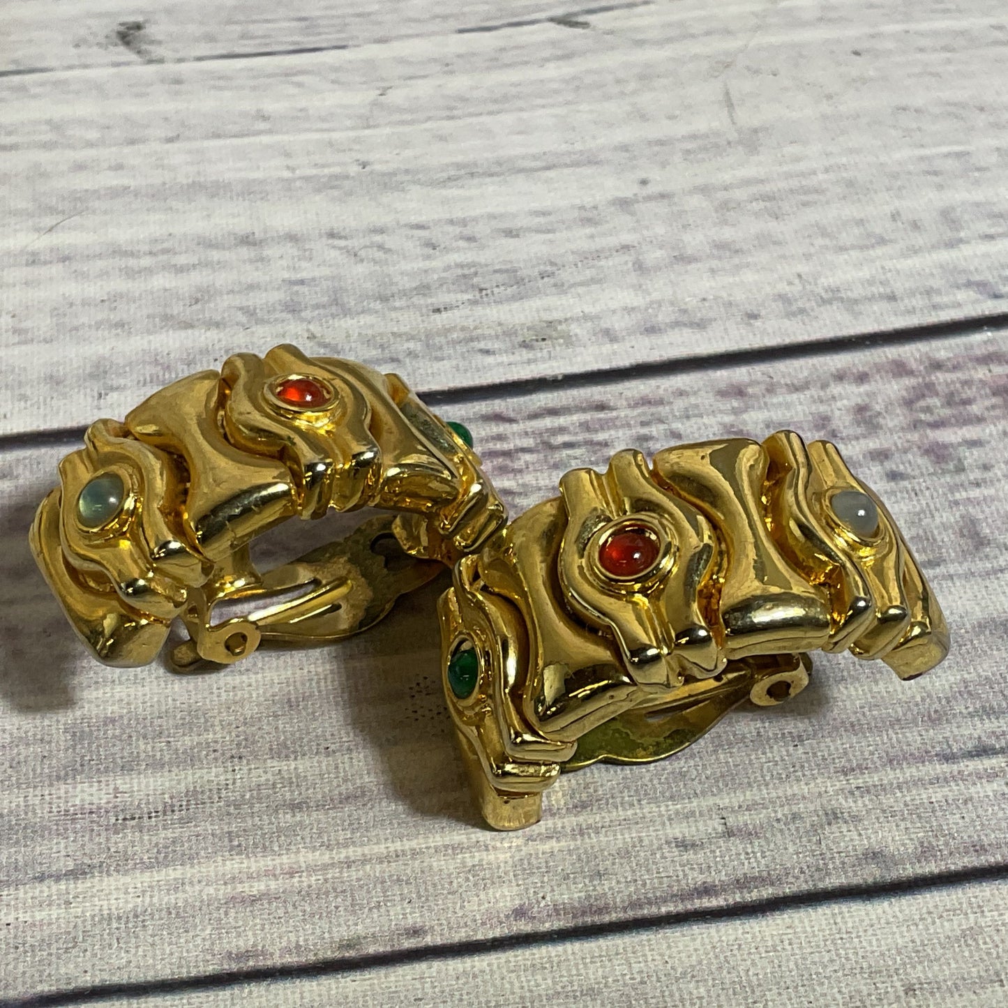 VTG. Gold Tone Gripoix Glass Cabochon Clip On Earrings