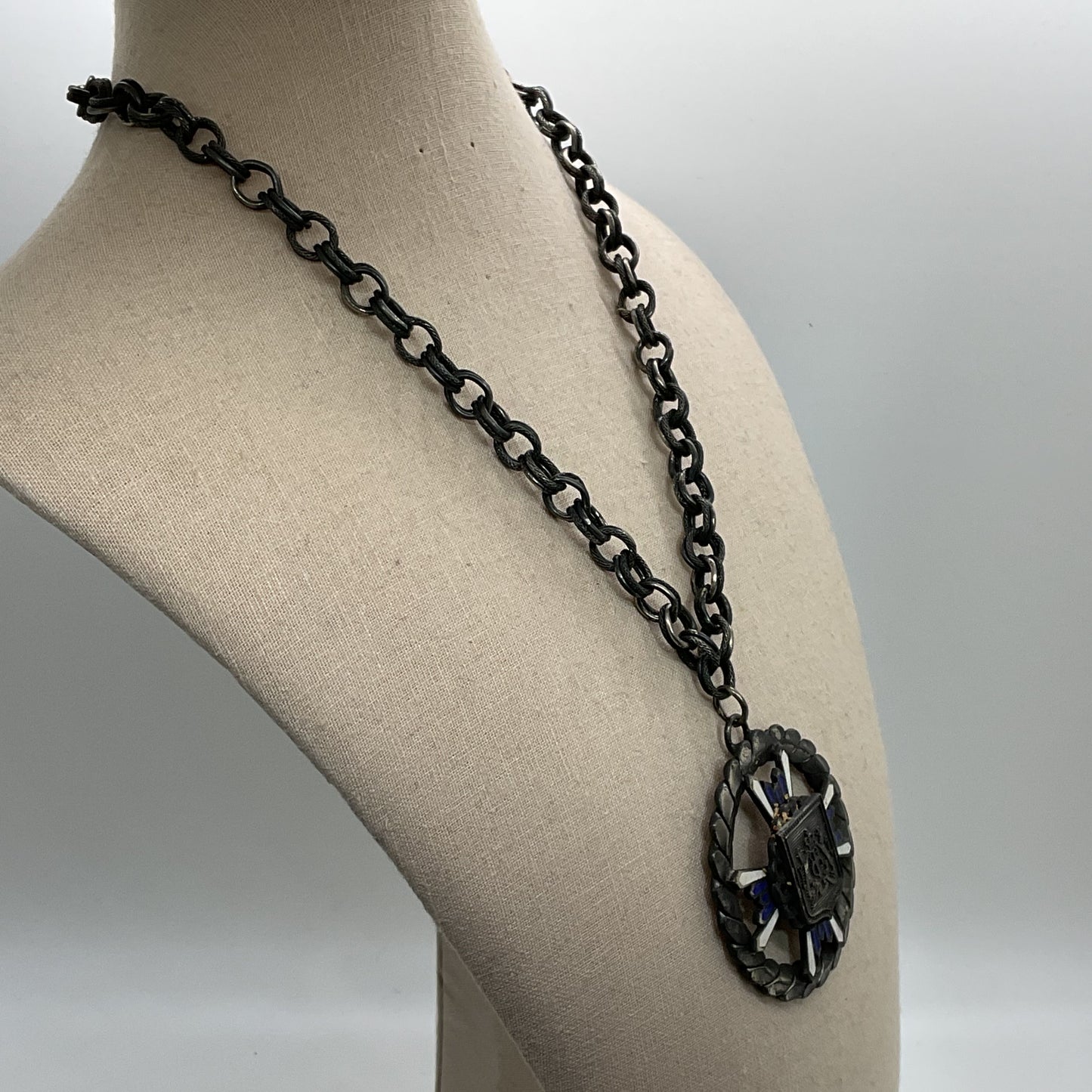 VTG./ANTIQUE Silver Tone & Enamel Lions Crest Pendant Chain Necklace