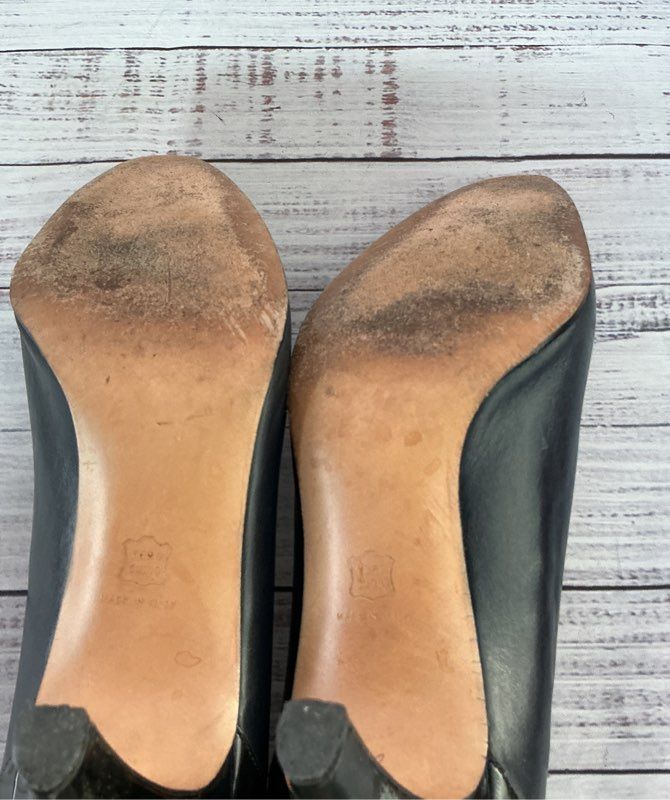 Used with Box Salvatore Ferragammo Navy Pump Heel Size 8 AA (Narrow)