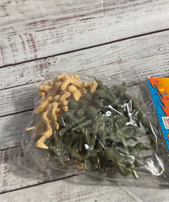 New Vintage Army Men Plastic Soldiers Military Sealed Made in USA 1995