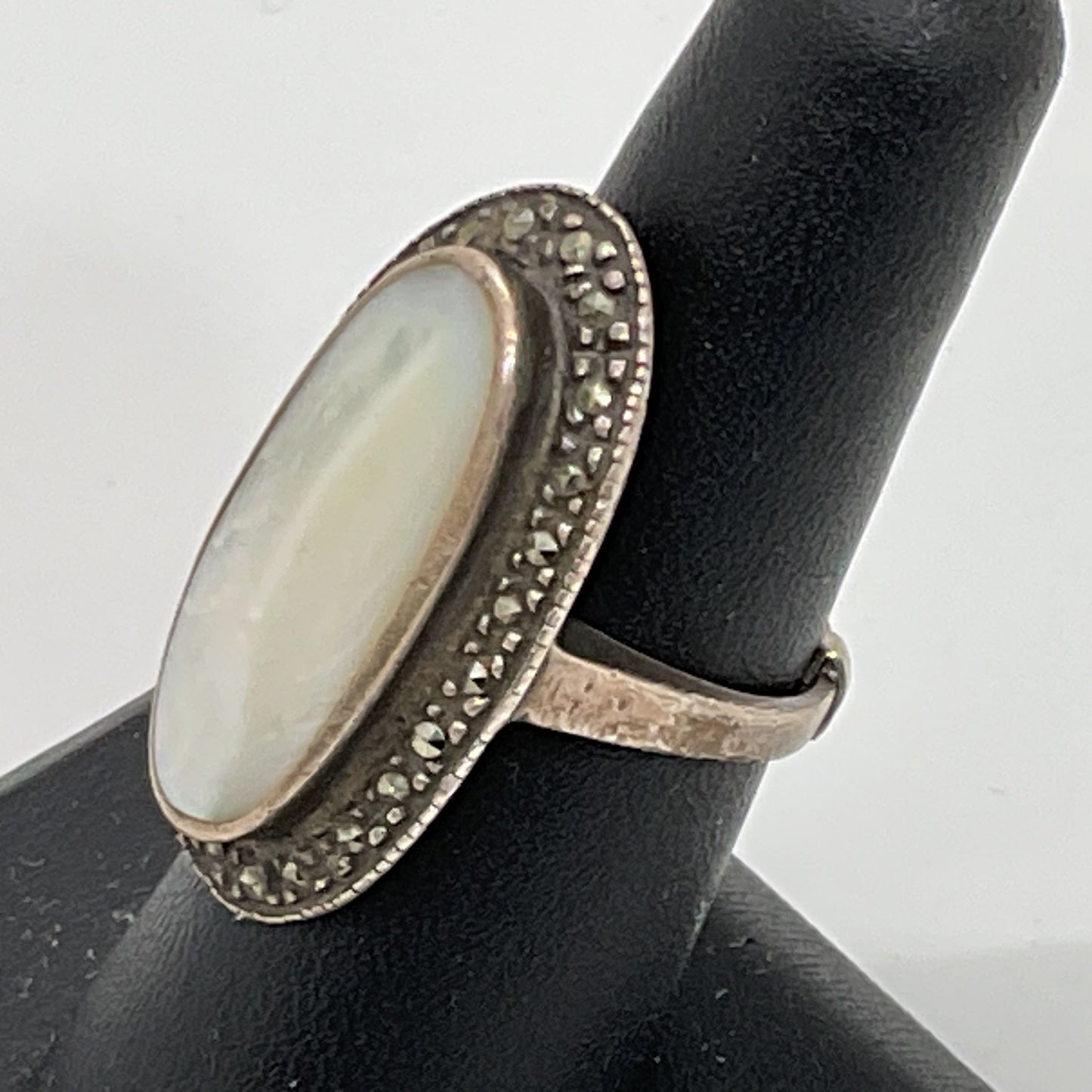 VTG. Sterling Silver Mother of Pearl Marcasite Oblong SZ 6.25 Ring- 8.18g