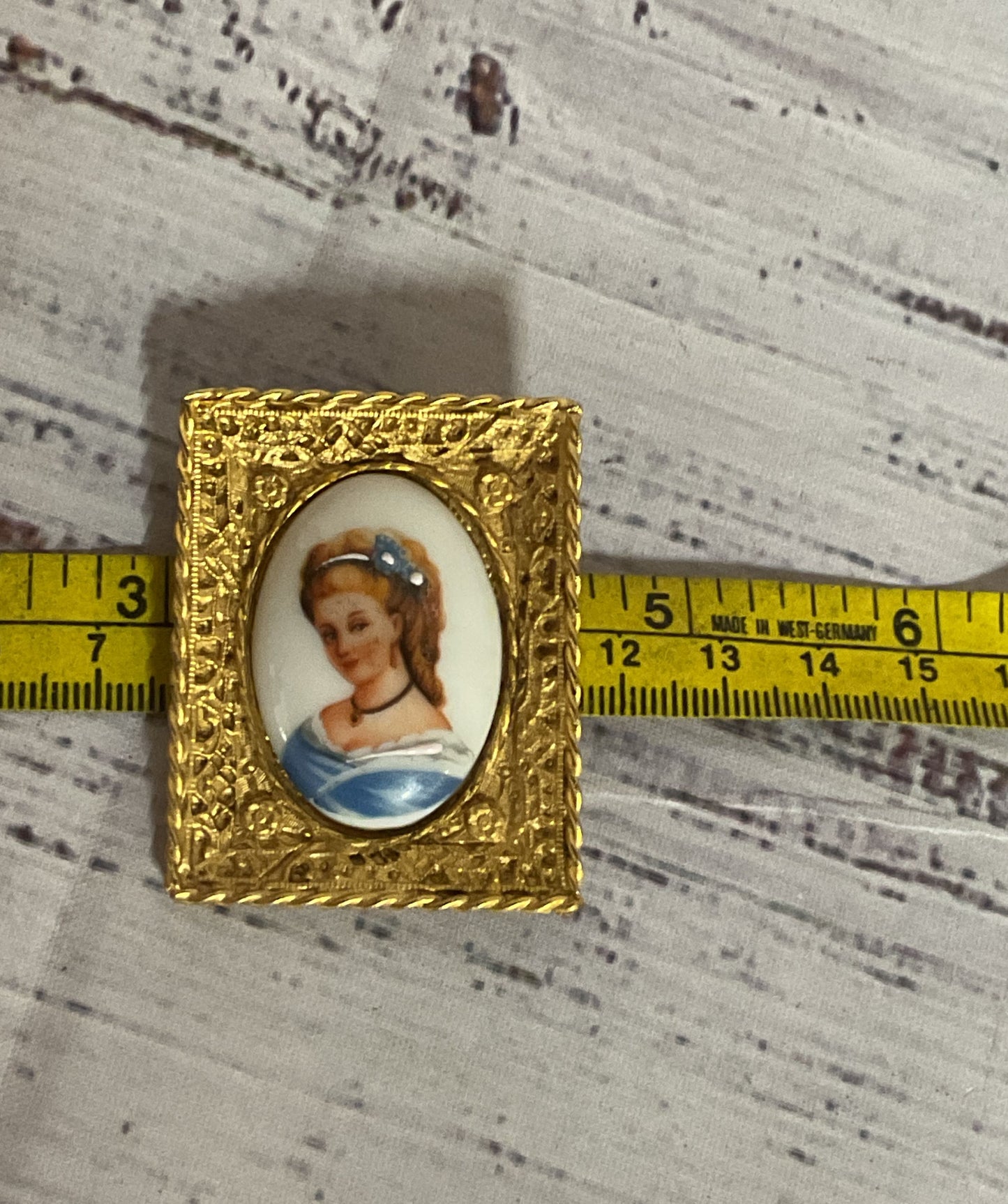 Hattie Carnegie Gold Tone Vintage Frame Brooch Hand painted Portrait AS IS