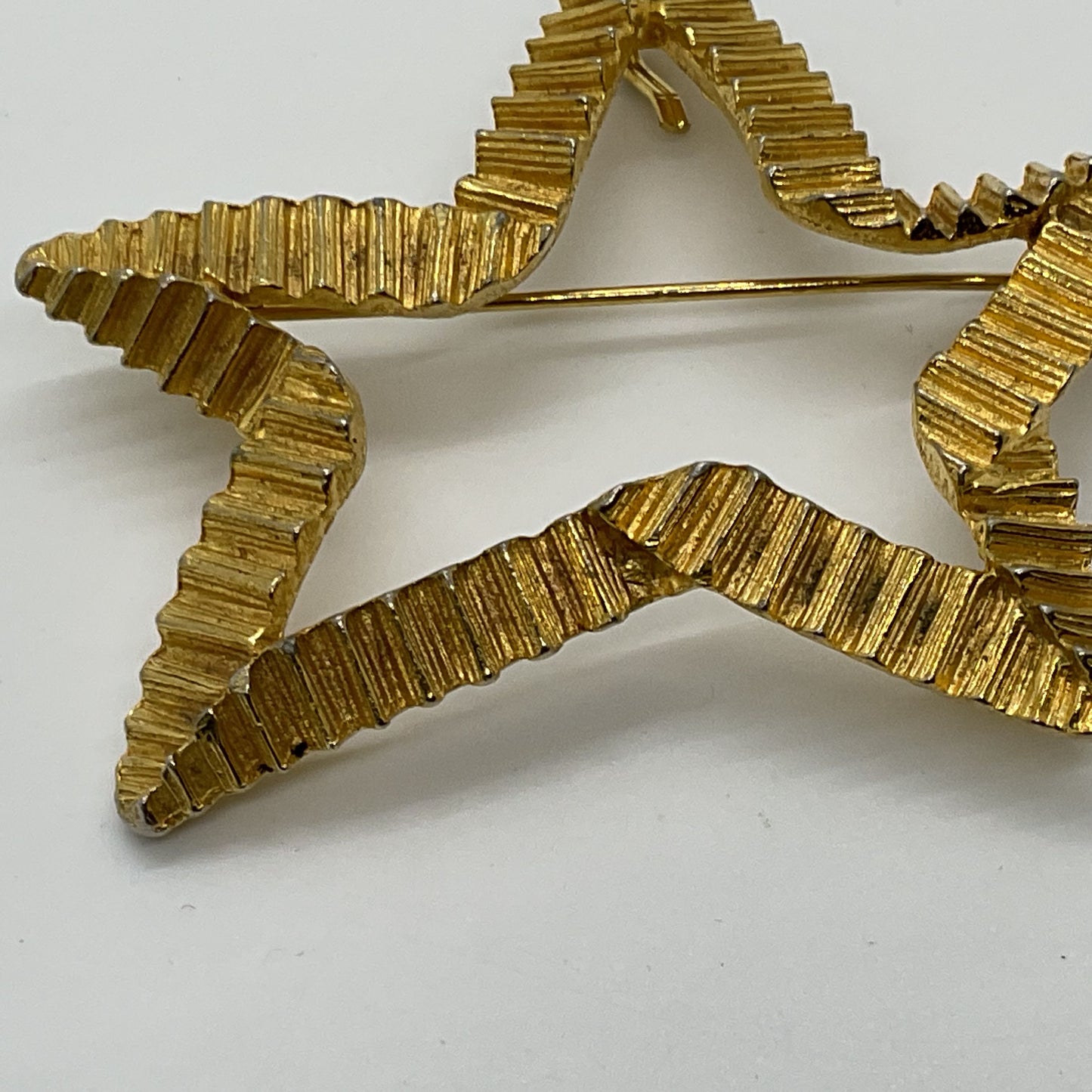 VTG. VANS Authentics Gold Tone Textured Star Brooch- 2.5"