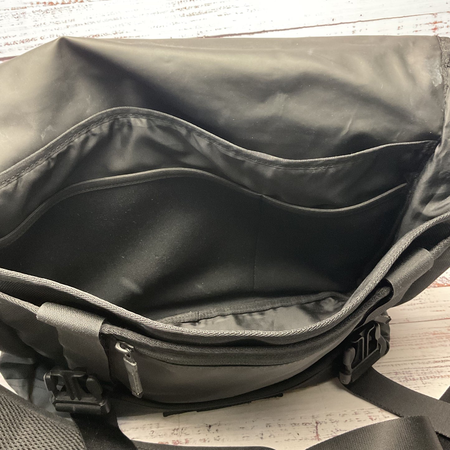 Timbuk2 Commute 2.0 3717-2 Black W/ Cross Strap Messenger Bag - Size 15x11x5