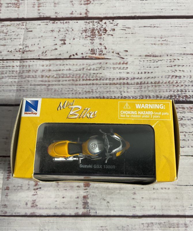 New Ray 1:32 Scale Die Cast Suzuki GSX 1300R