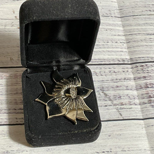 VTG. LAUREL BURCH Silver Tone Flower Brooch- 2"