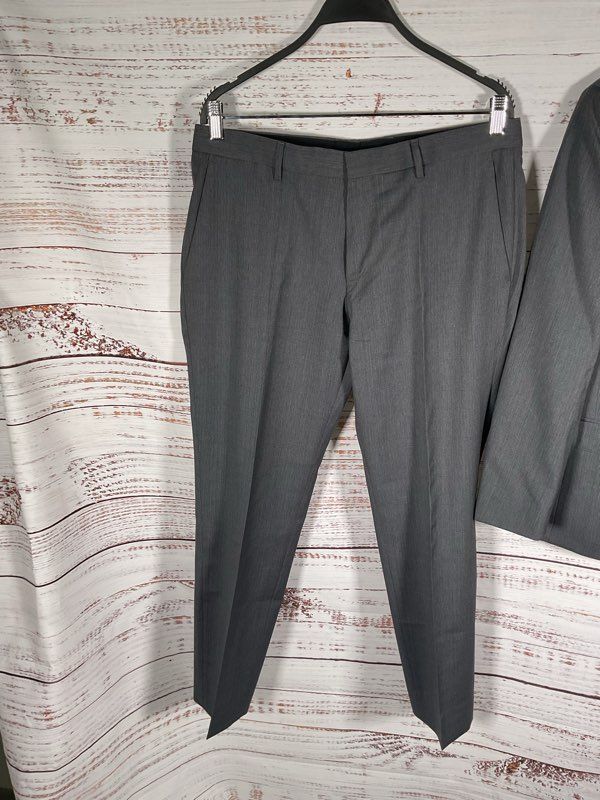 Hugo Boss Men's 2 Piece 100% Wool Grey and Blue Striped Suit Jacket Pants 40S