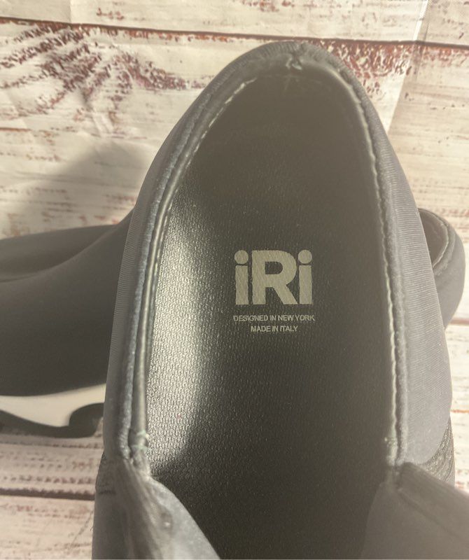 iRi NYC Women’s WES I Black Outline Low Top Sneakers Size 34.5 EU