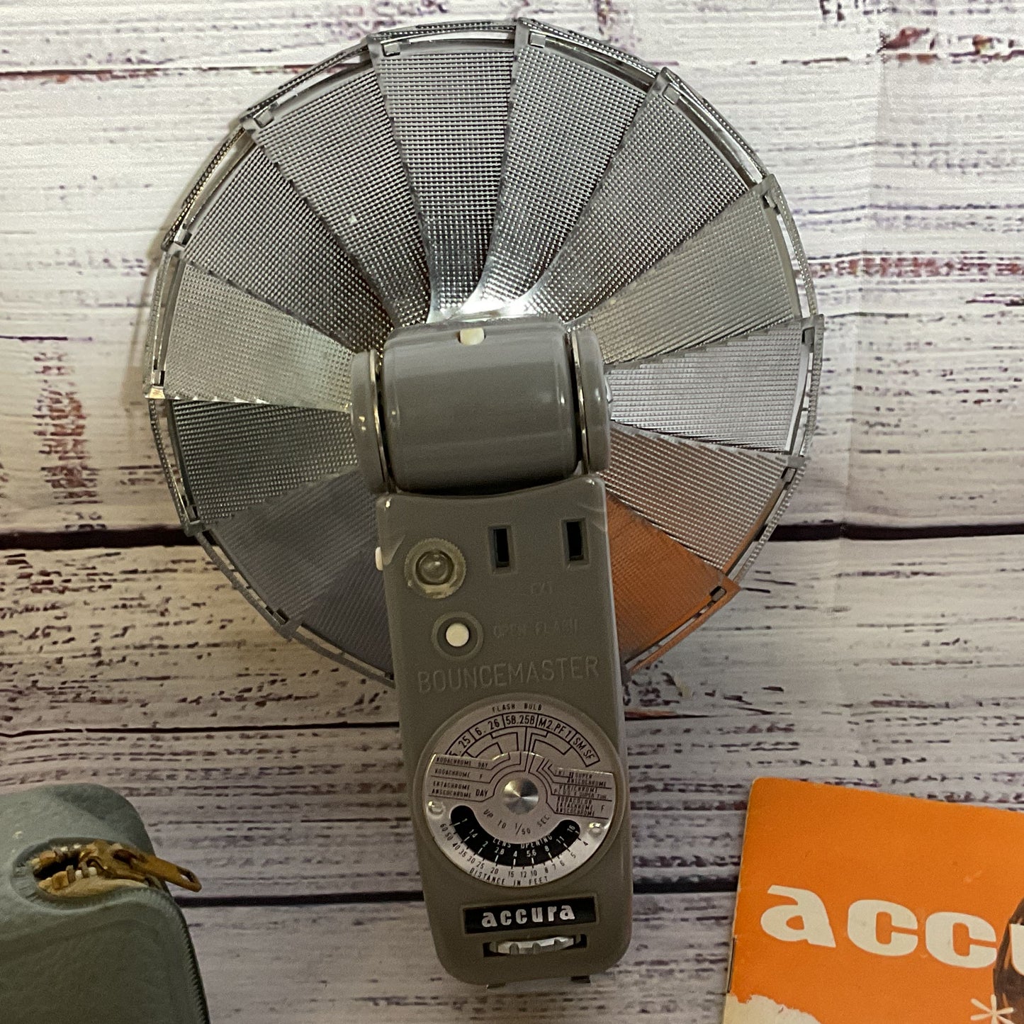 VTG. ACCURA Bouncemaster Fanflash Camera Flash with Case