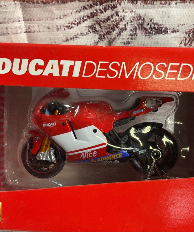 Maisto 1:18 Ducati Corse Ducati Desmosedici Loris Capirossi #65 Diecast