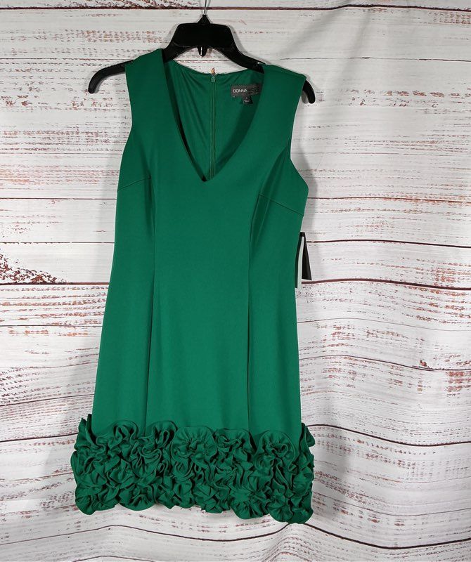 NWT Women's Donna Ricco Green Dress with ruffled hem Size 4