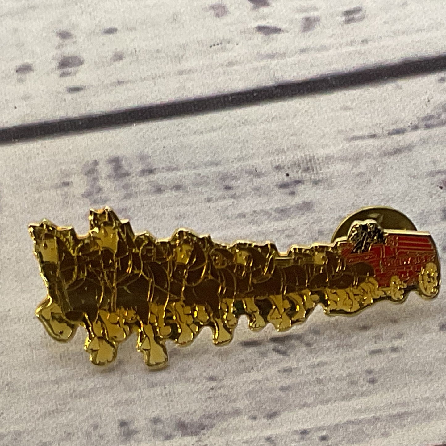 VINTAGE ANHEUSER BUSCH Clydesdales Horses Wagon Vintage Lapel Pin