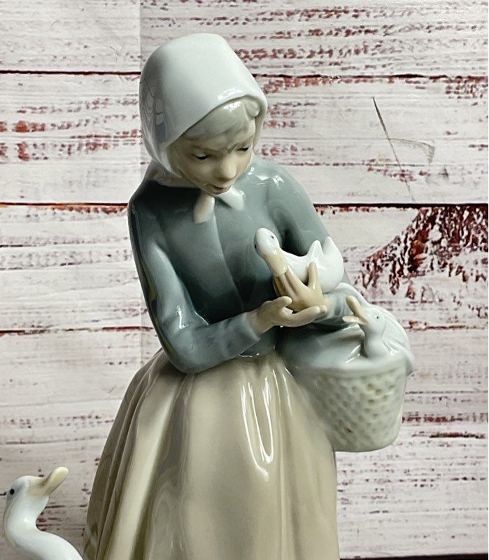 Lladró Shepherdess with Ducks 4568 Fulgencio García 9" Porcelain Figurine