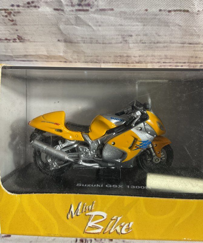 New Ray 1:32 Scale Die Cast Suzuki GSX 1300R