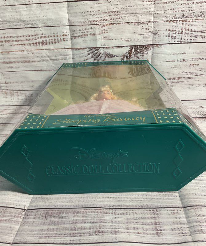 Walt Disney's Sleeping Beauty Disney Exclusive Classic Doll Collection 88003