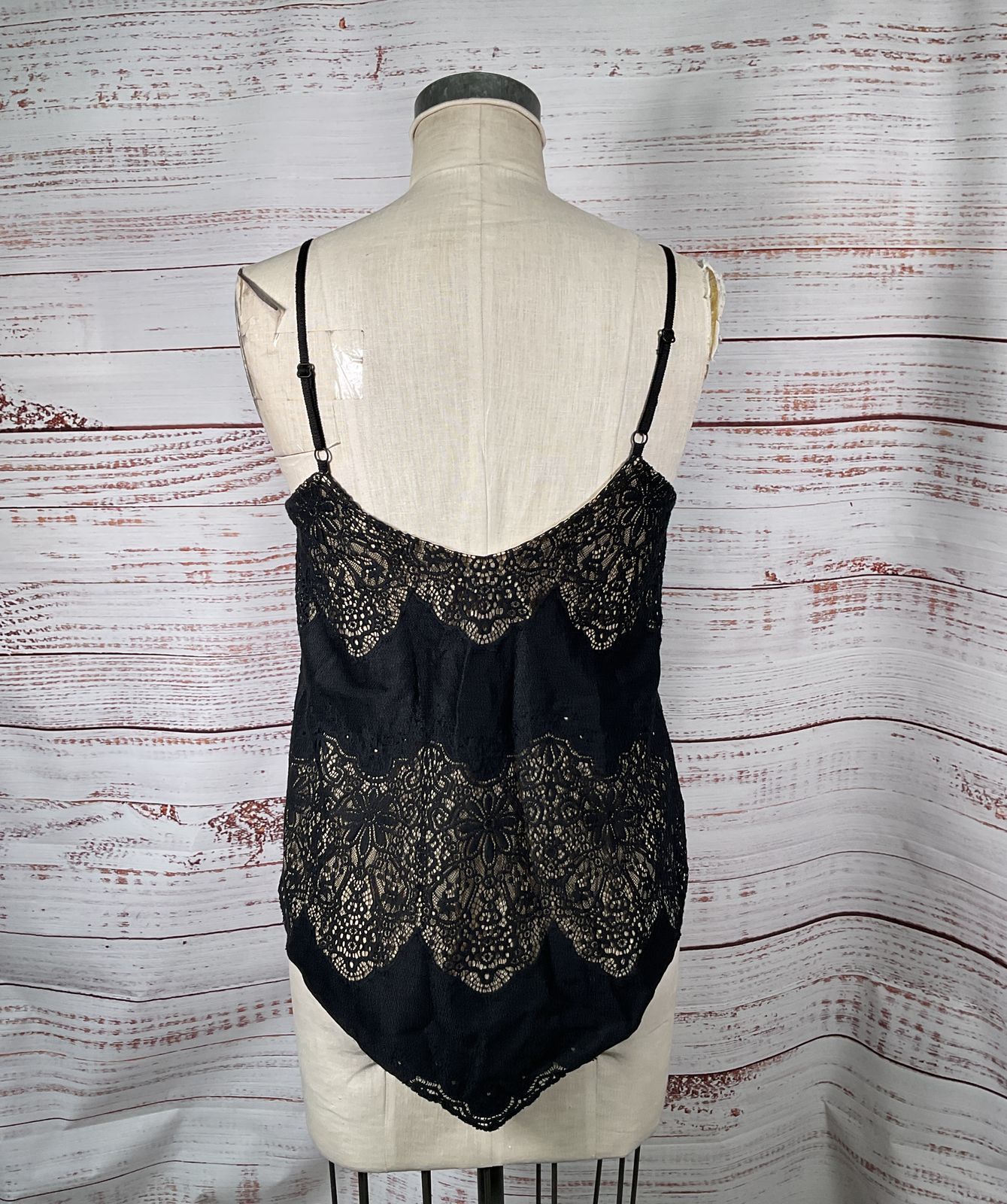 Alice + Olivia Emmeline Handkerchief Hem Lace Camisole Black S