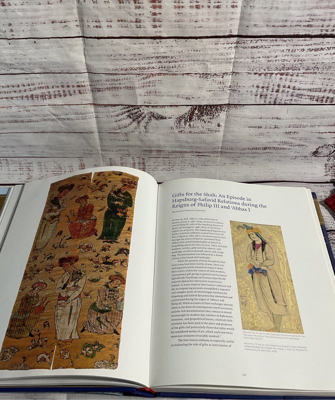 Gifts Of The Sultan: The Arts Of Giving At The Islamic Courts Hardcover