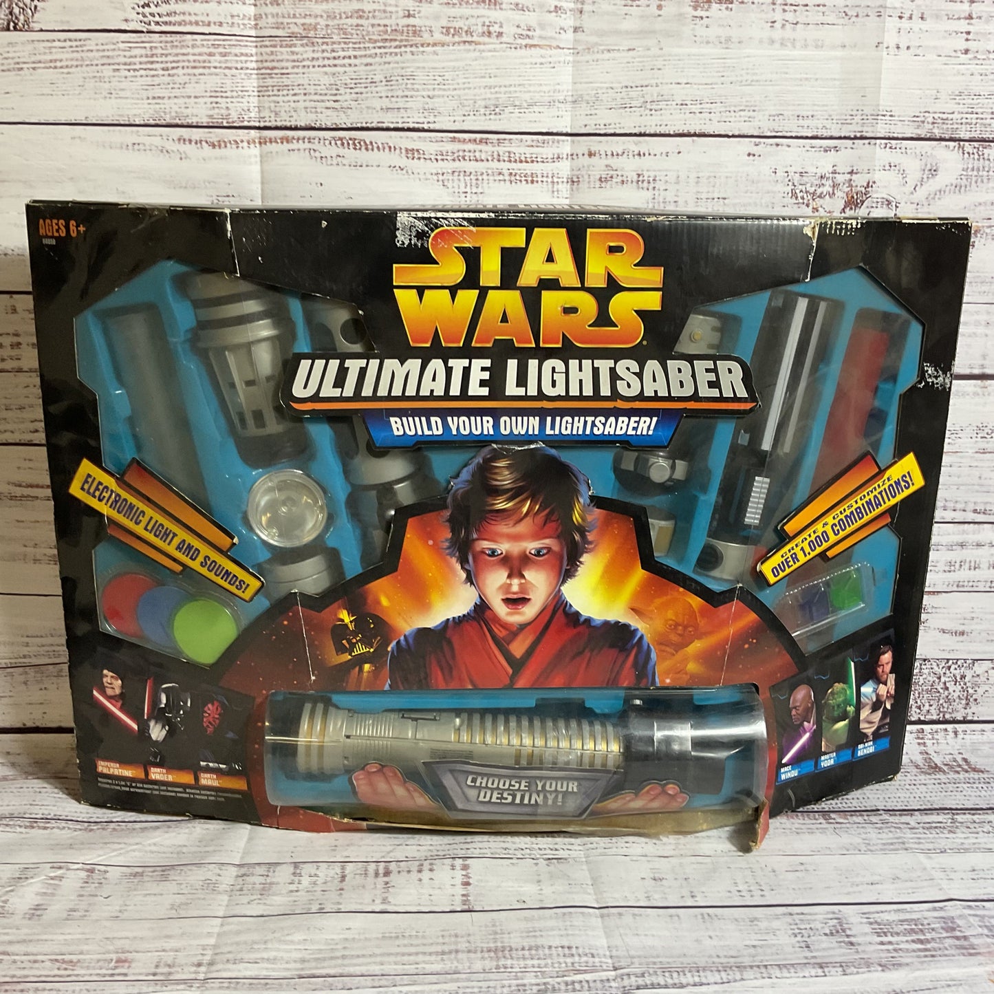 NWD 2005 HASBRO Star Wars Ultimate Lightsaber (BOX IS DAMAGED)