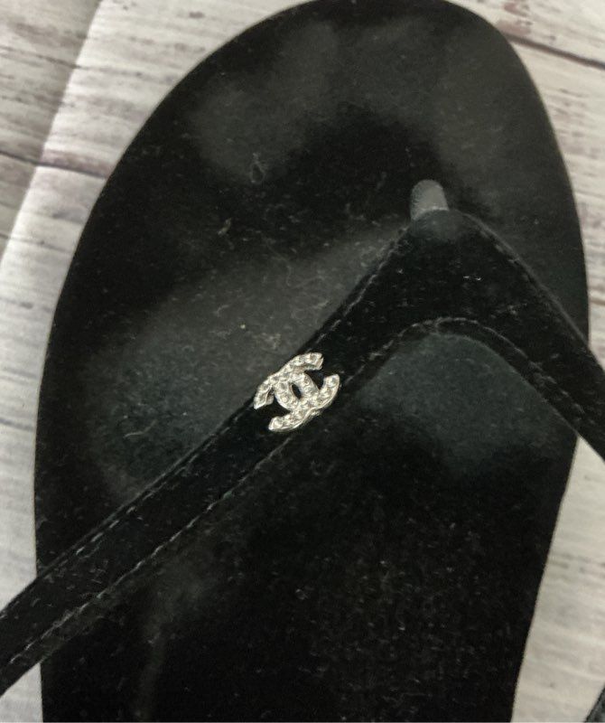 Women's Chanel 24S velvet crystal CC logo thong sandals Size 39C US 8.5 Wide