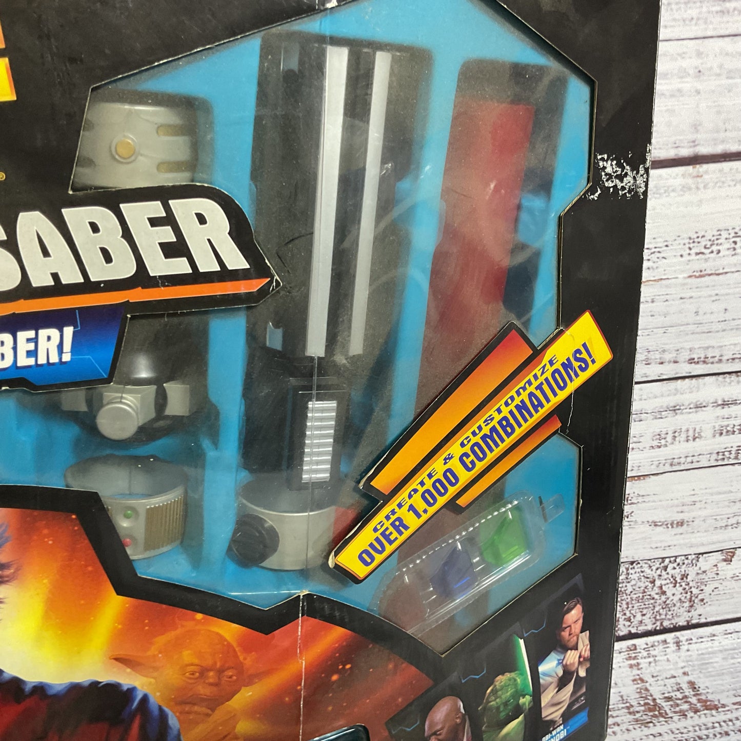 NWD 2005 HASBRO Star Wars Ultimate Lightsaber (BOX IS DAMAGED)