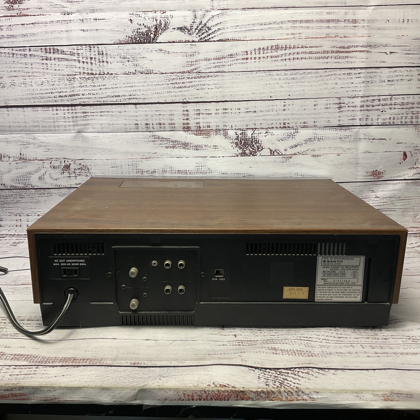 Sanyo VCR 4500 Betacord Video Cassette Recorder Betamax Woodgrain Turns On