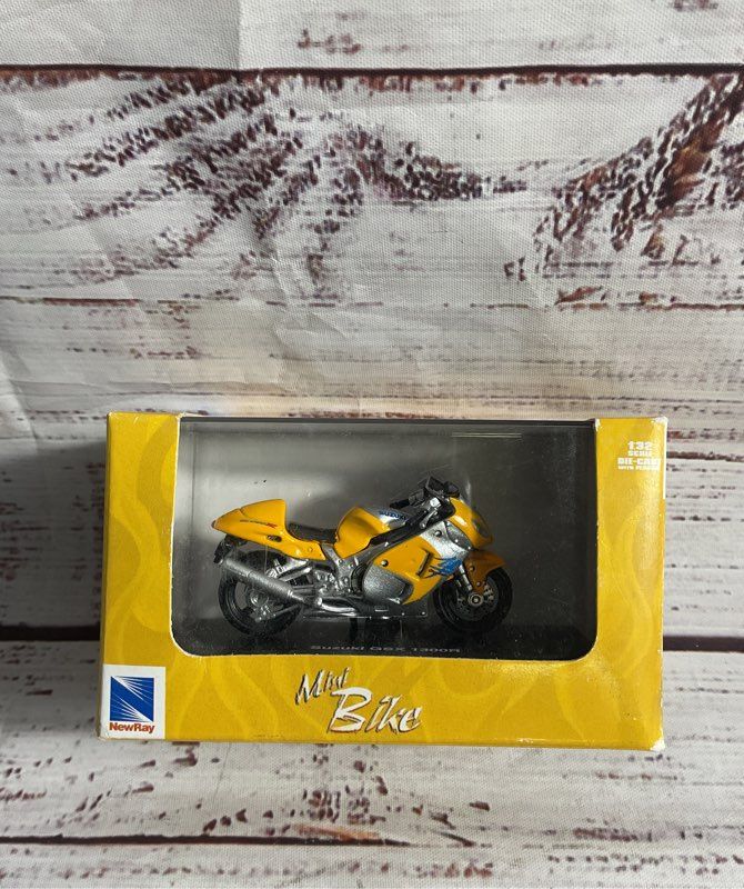 New Ray 1:32 Scale Die Cast Suzuki GSX 1300R