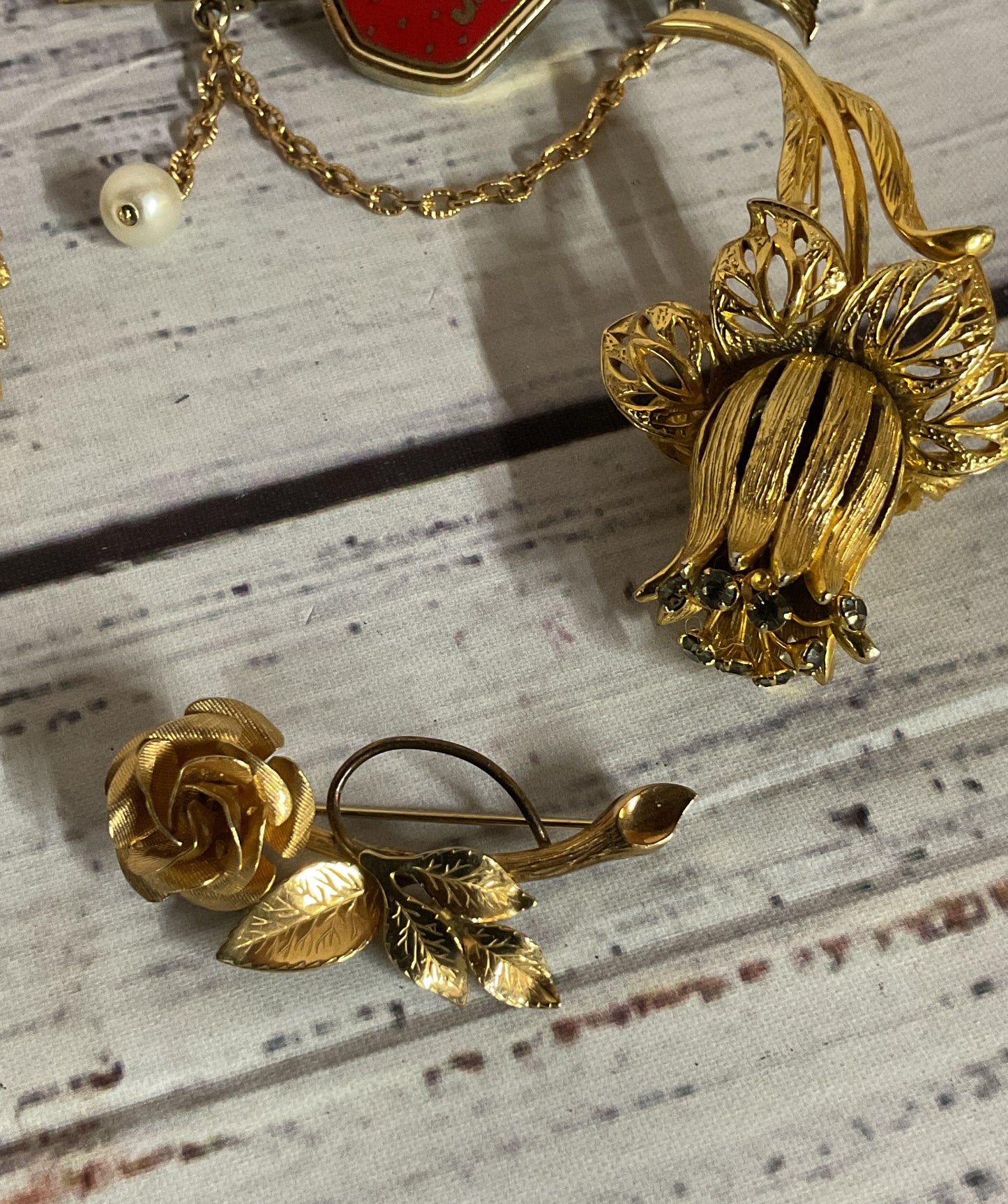 Lot 4 Vintage Brooches Tara, Avon, Castlecliff Gold Tone, Winard 12K G.F