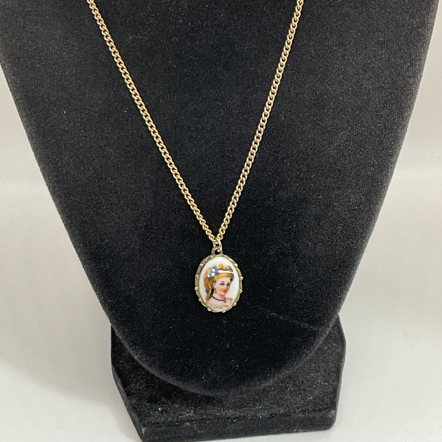 VTG./ANTIQUE LIMOGES Gold Tone Hand Painted Porcelain Cameo Portrait 1" Pendant