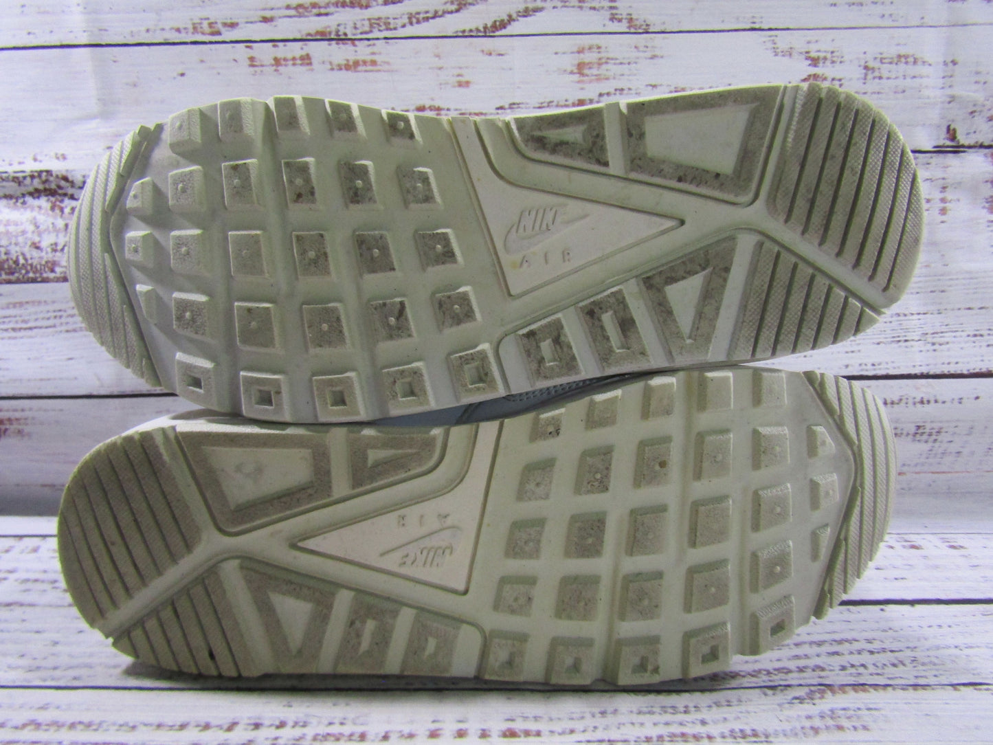 Nike Air Max IVO Pure Platinum Women's Low Top Sneakers Size 10 580519-014