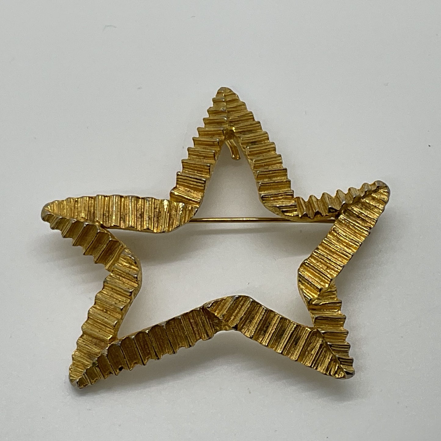 VTG. VANS Authentics Gold Tone Textured Star Brooch- 2.5"