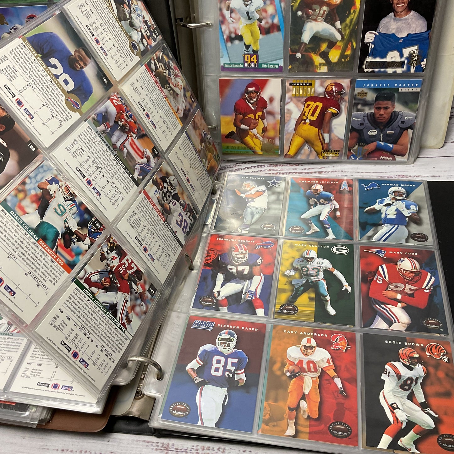NFL Mixed Football Trading Card Lot ~940 Cards 4 Binders