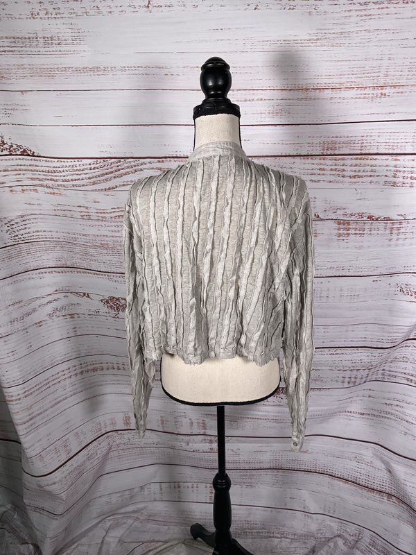 John Varvatos Crop Ruffle Stripe Button Long Sleeve Top Size L Grey