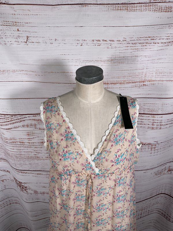 NWT Runway Paris Women's Sleeveless Floral Polyester Blouse Size M/L