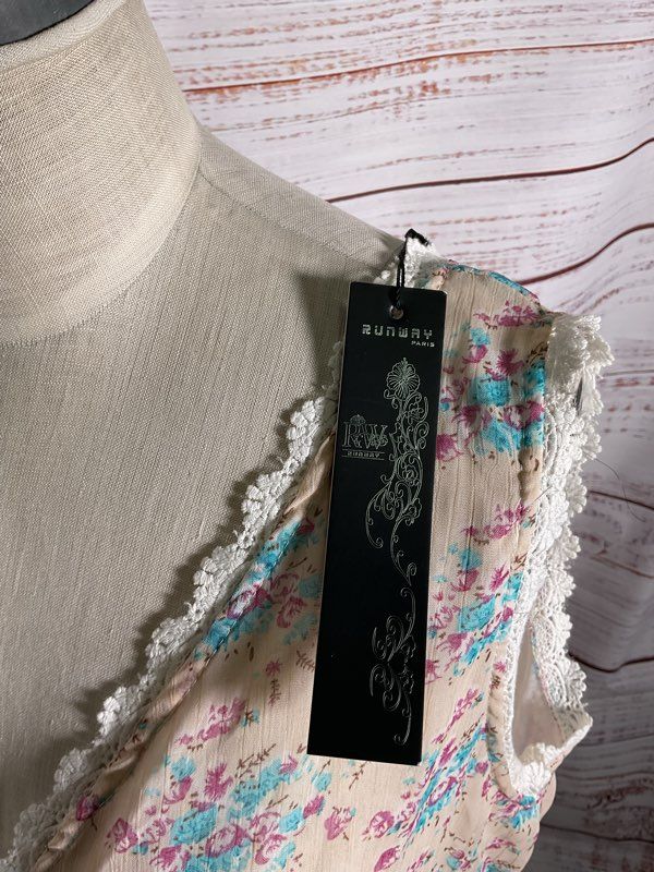 NWT Runway Paris Women's Sleeveless Floral Polyester Blouse Size M/L